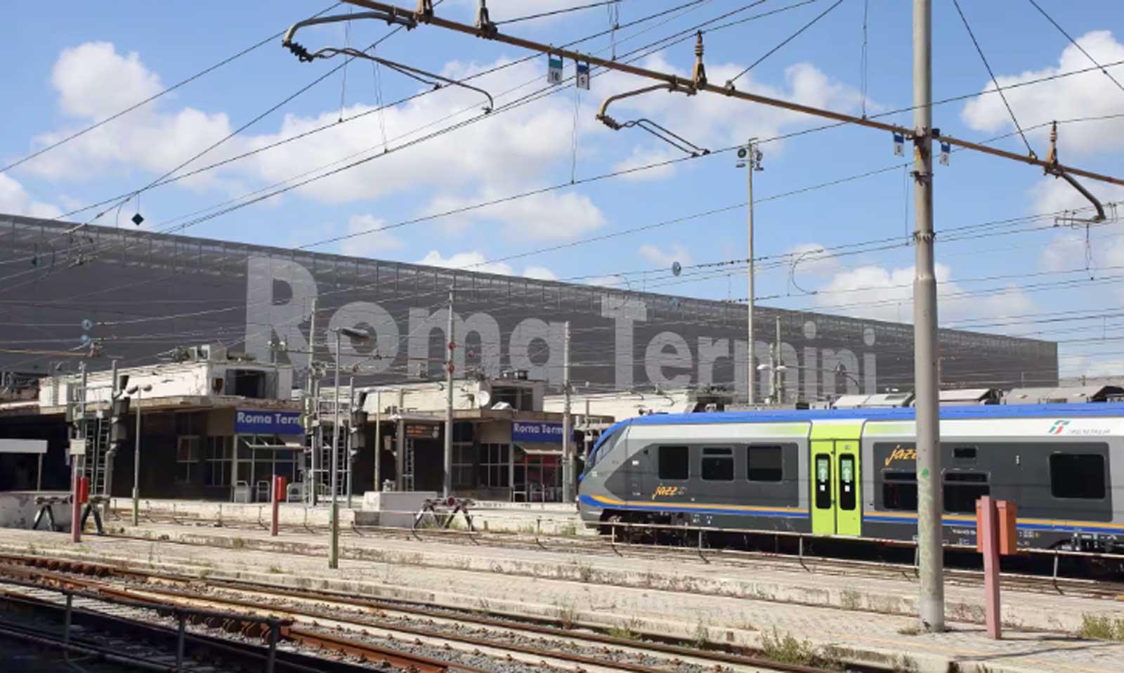 Roma, la stazione di Roma Termini, fermi molti treni