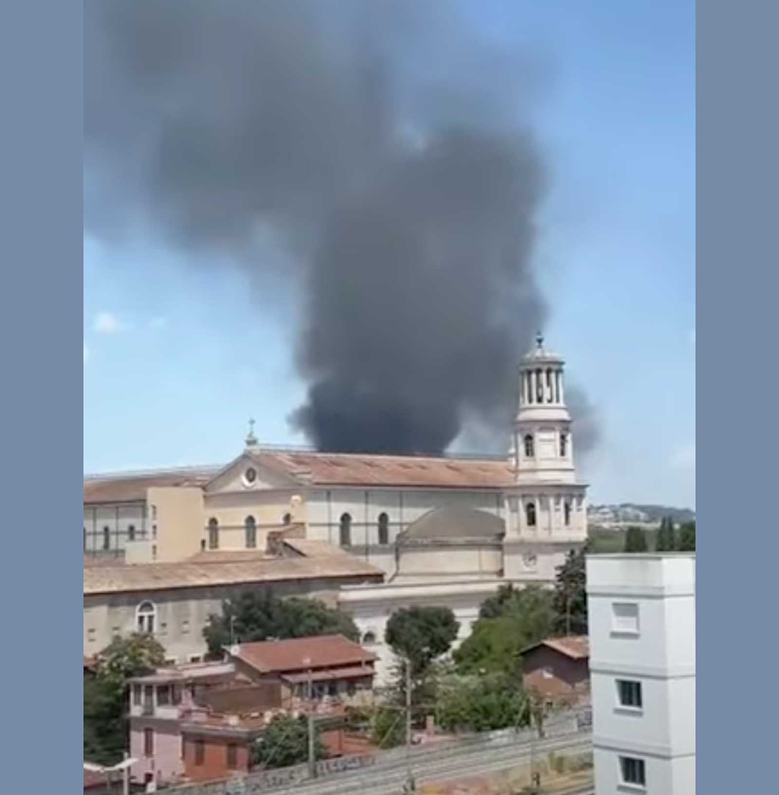 Ostiense, l'incendio e i fumi avvolgono la Basilica di San Paolo