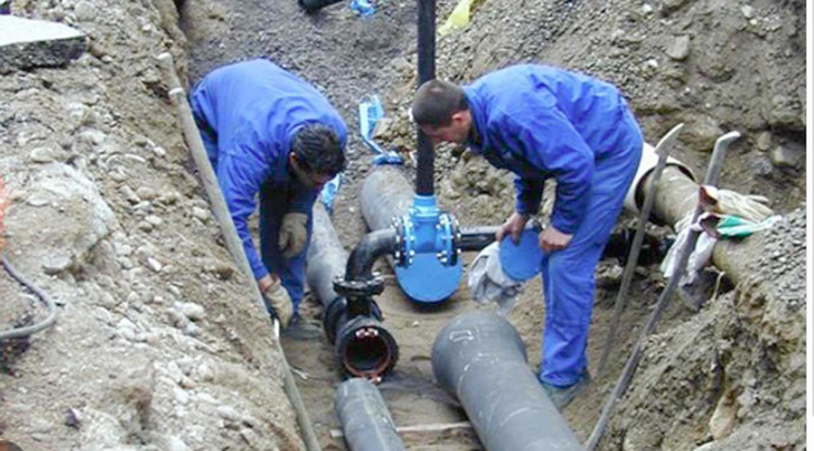 Operai Acea al lavoro sulla rete idrica di Roma - nord