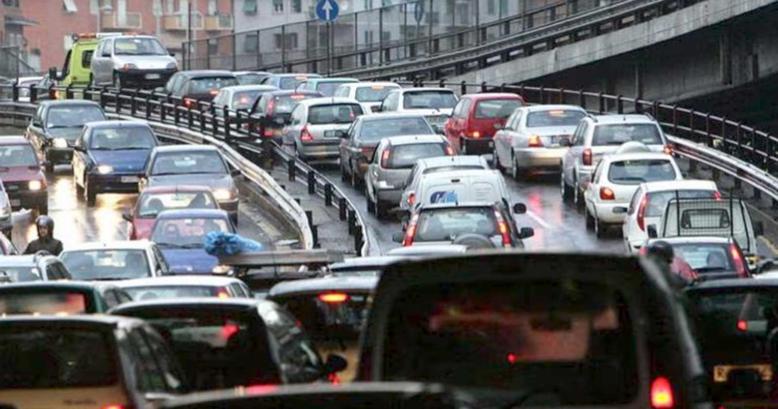 Roma, la tangenziale est della Capitale, foto di un classico ingorgo stradale