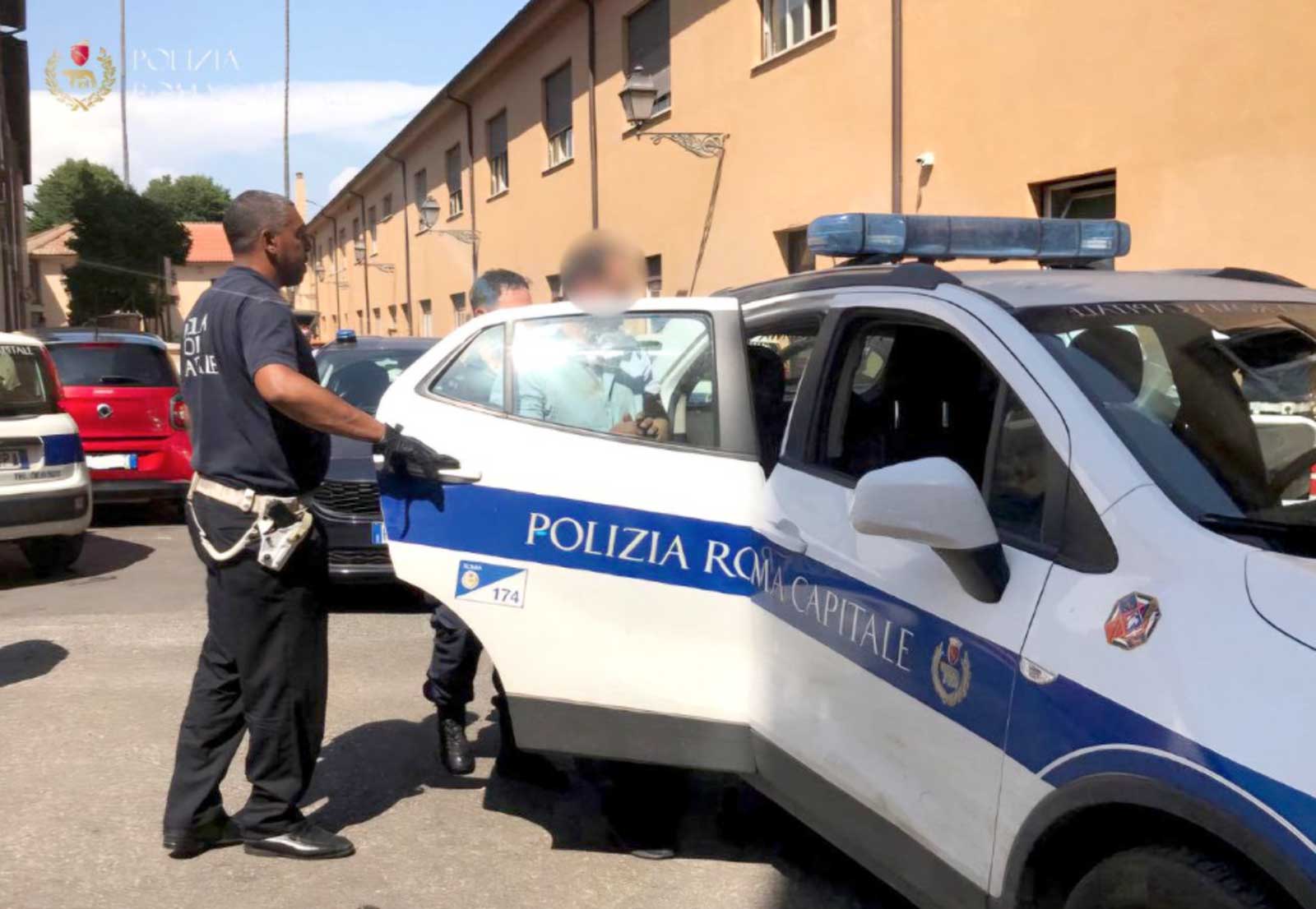 La Polizia Locale ferma l'uomo 48enne nel quartiere Prenestino