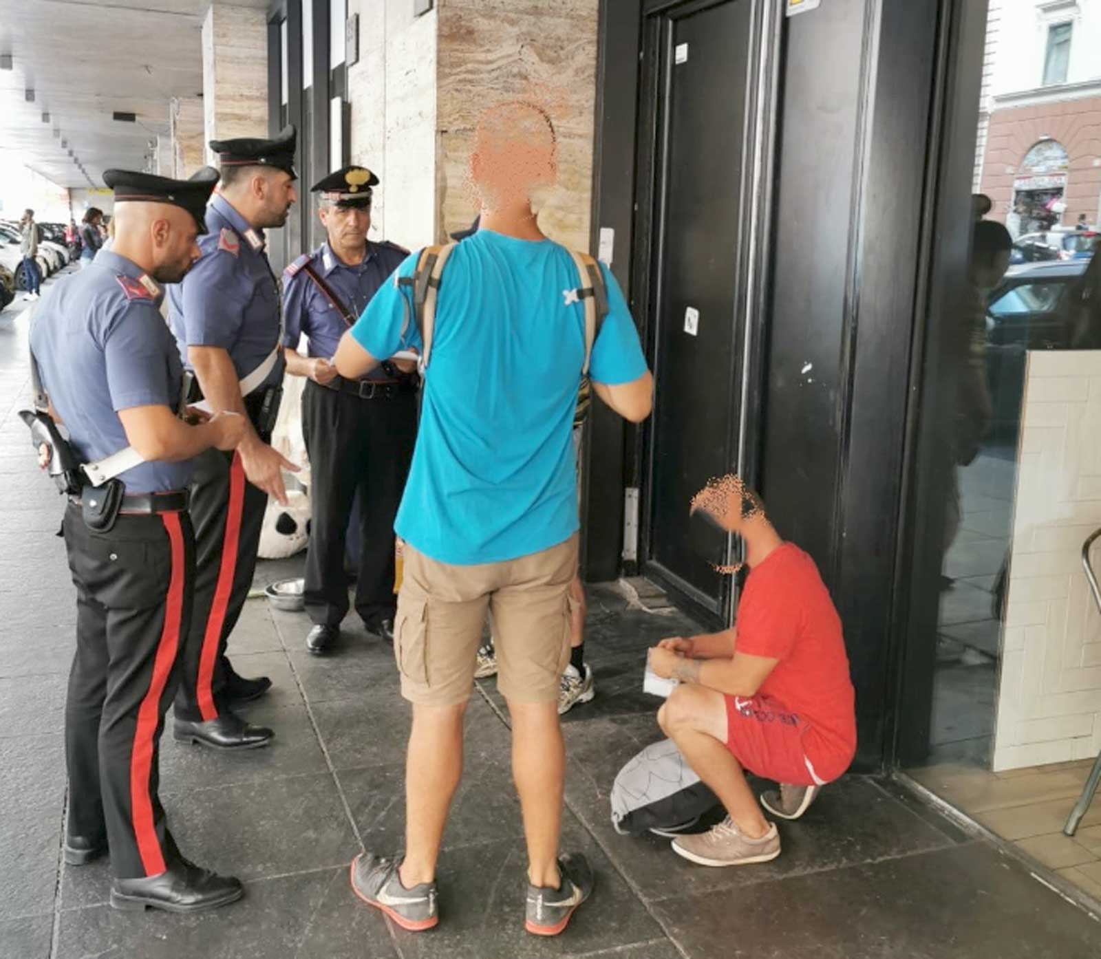 Roma, stazione Termini, Carabinieri intervengono contro la vendita di droga e cibo adulterato