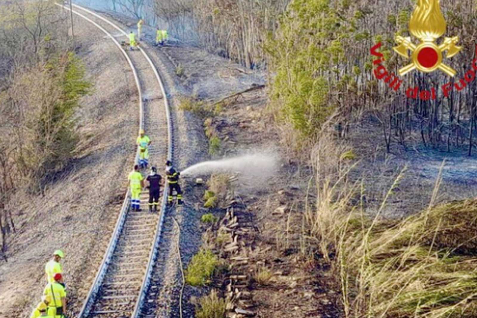 Fiamme sulla Roma-Cassino, le fiamme lambiscono i binari