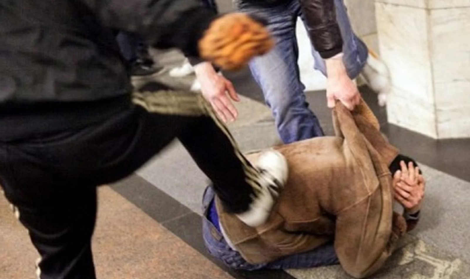 Ragazzo picchiato in metro