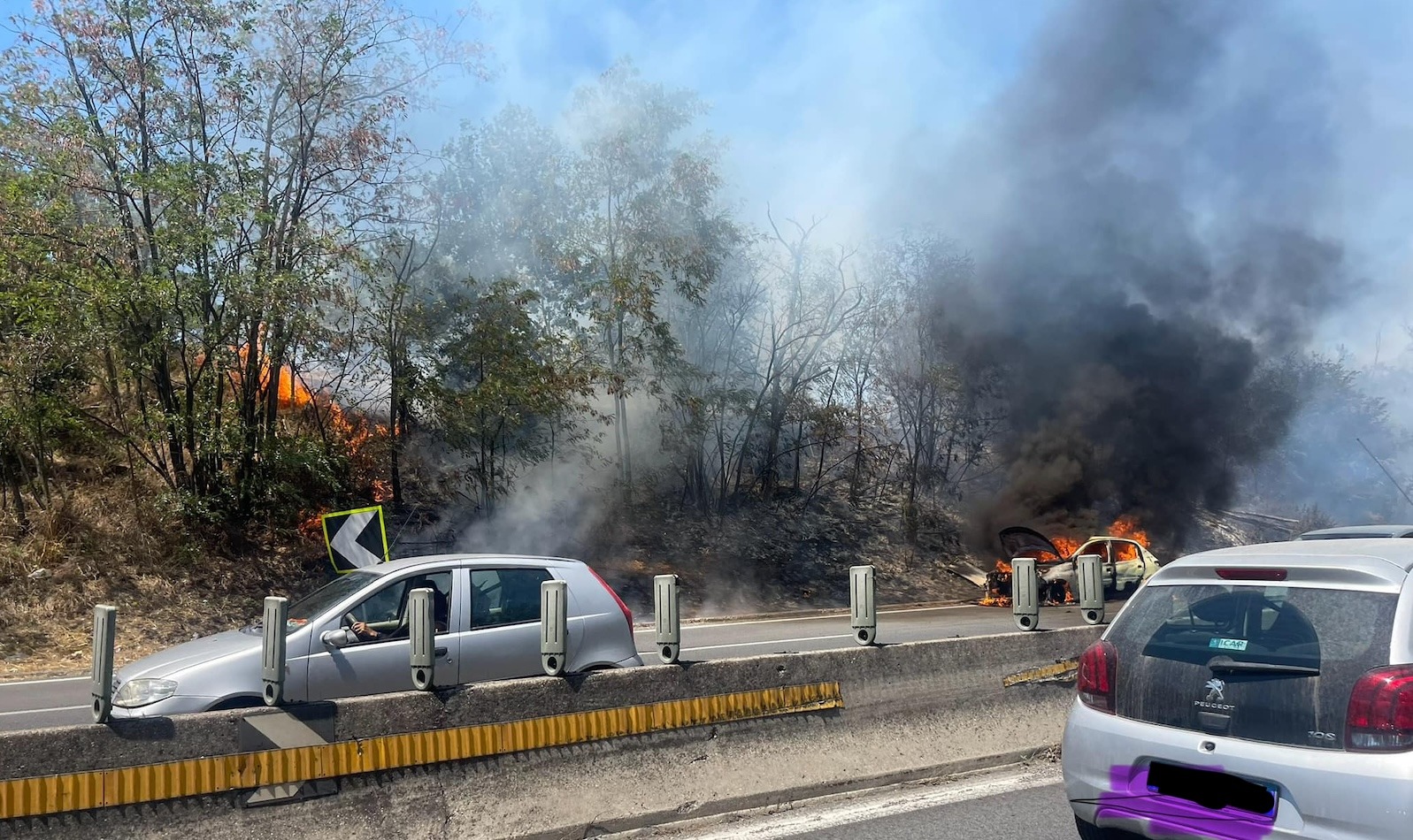 auto a fuoco sulla Pontina