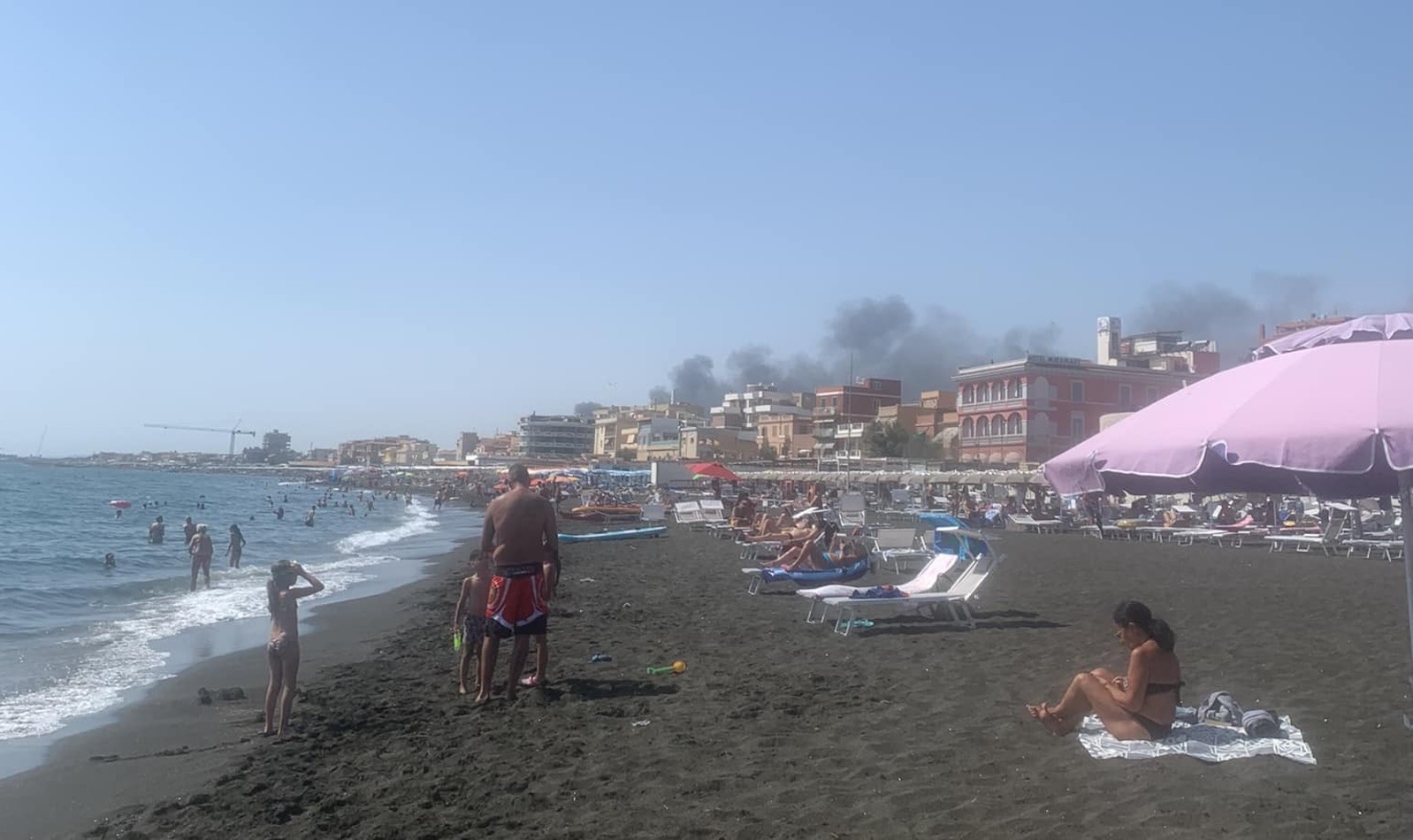 Ladispoli, fumo nero su spiaggia e stabilimenti