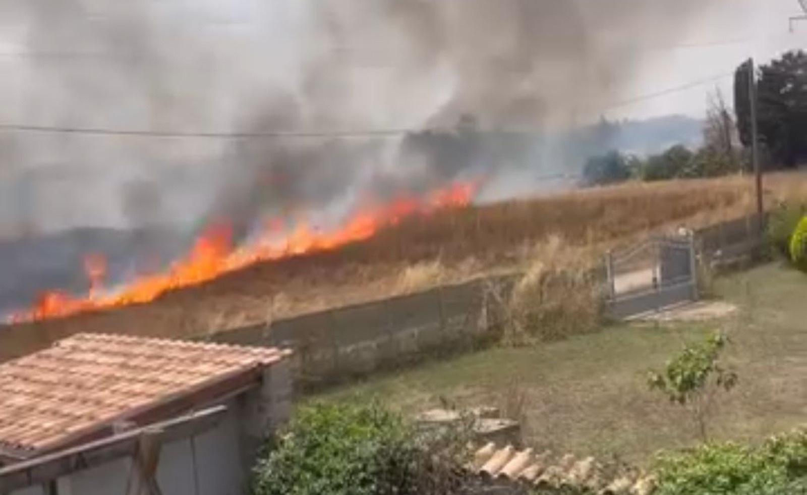 Incendio in via Monti di Santa Lucia ad Ardea