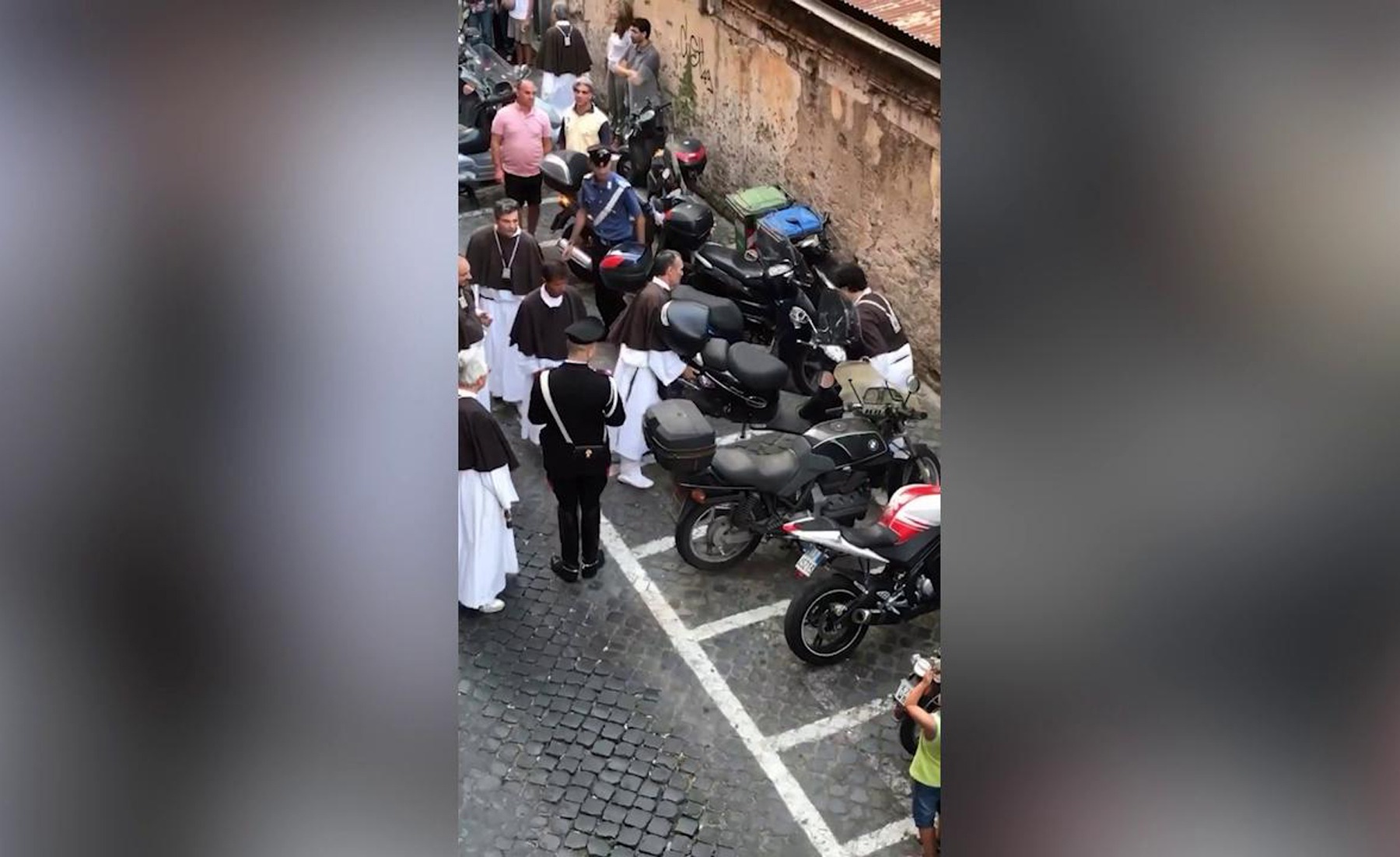 La Processione bloccata dalla sosta selvaggia