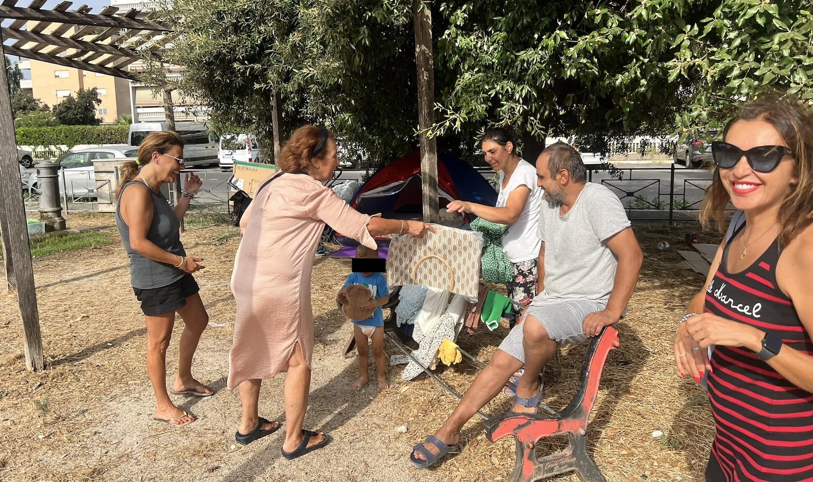 Bimbo di 2 anni che vive in strada a Ostia aiutato dai cittadini