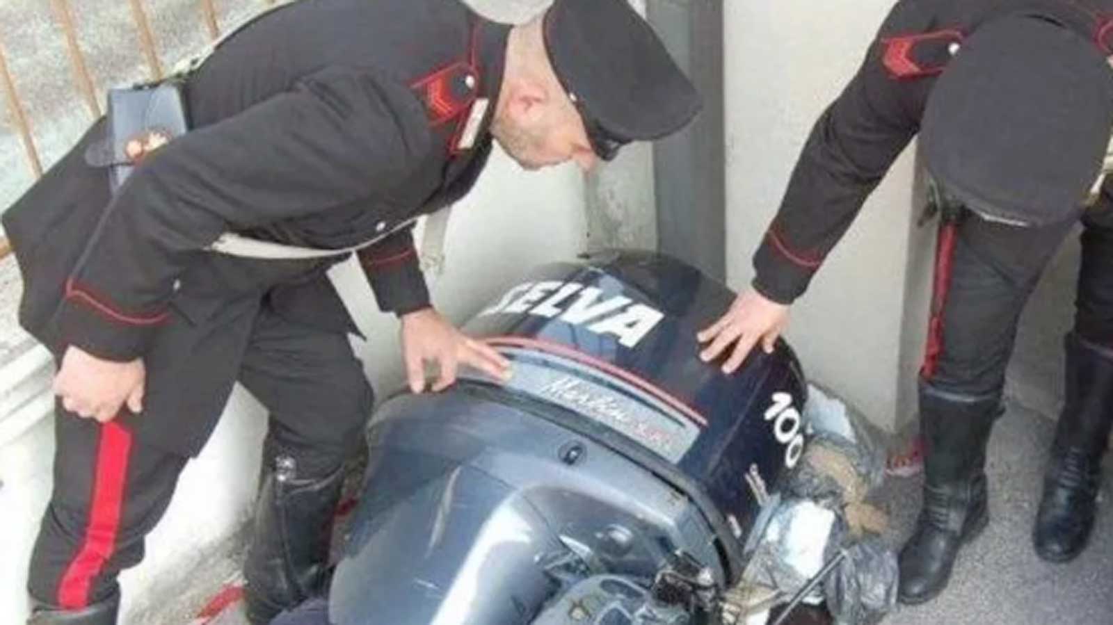 Carabinieri alle prese con il furto dei pezzi di un motore di una barca, foto generica d'archivio