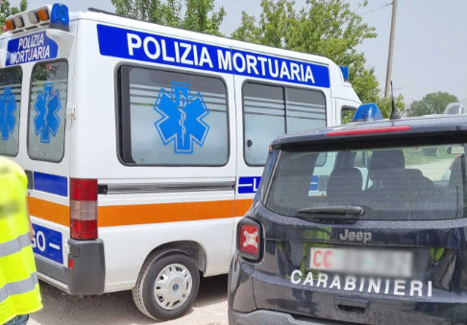 La polizia mortuaria sul luogo del delitto