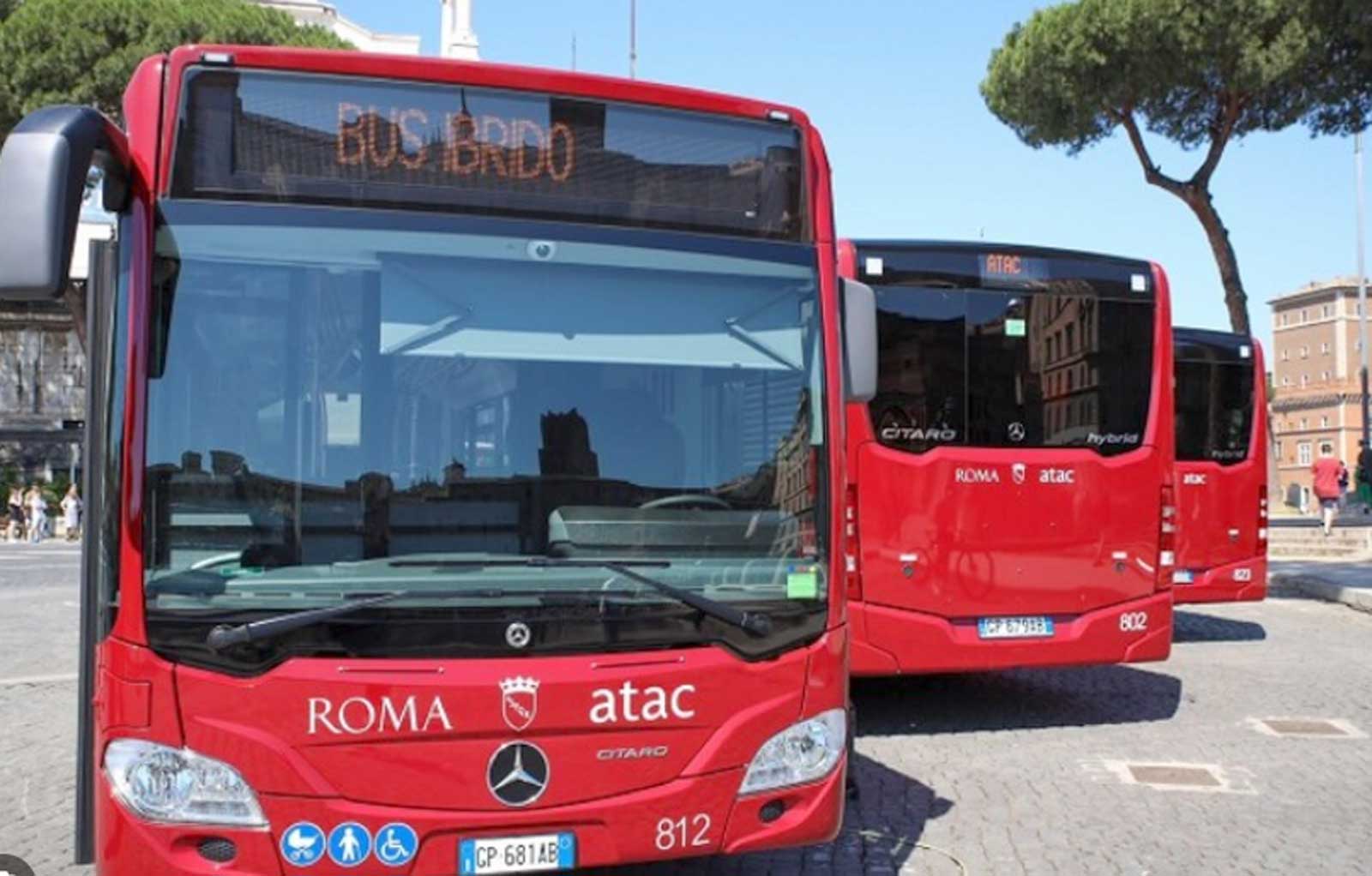 Un bus Atac al centro di Roma