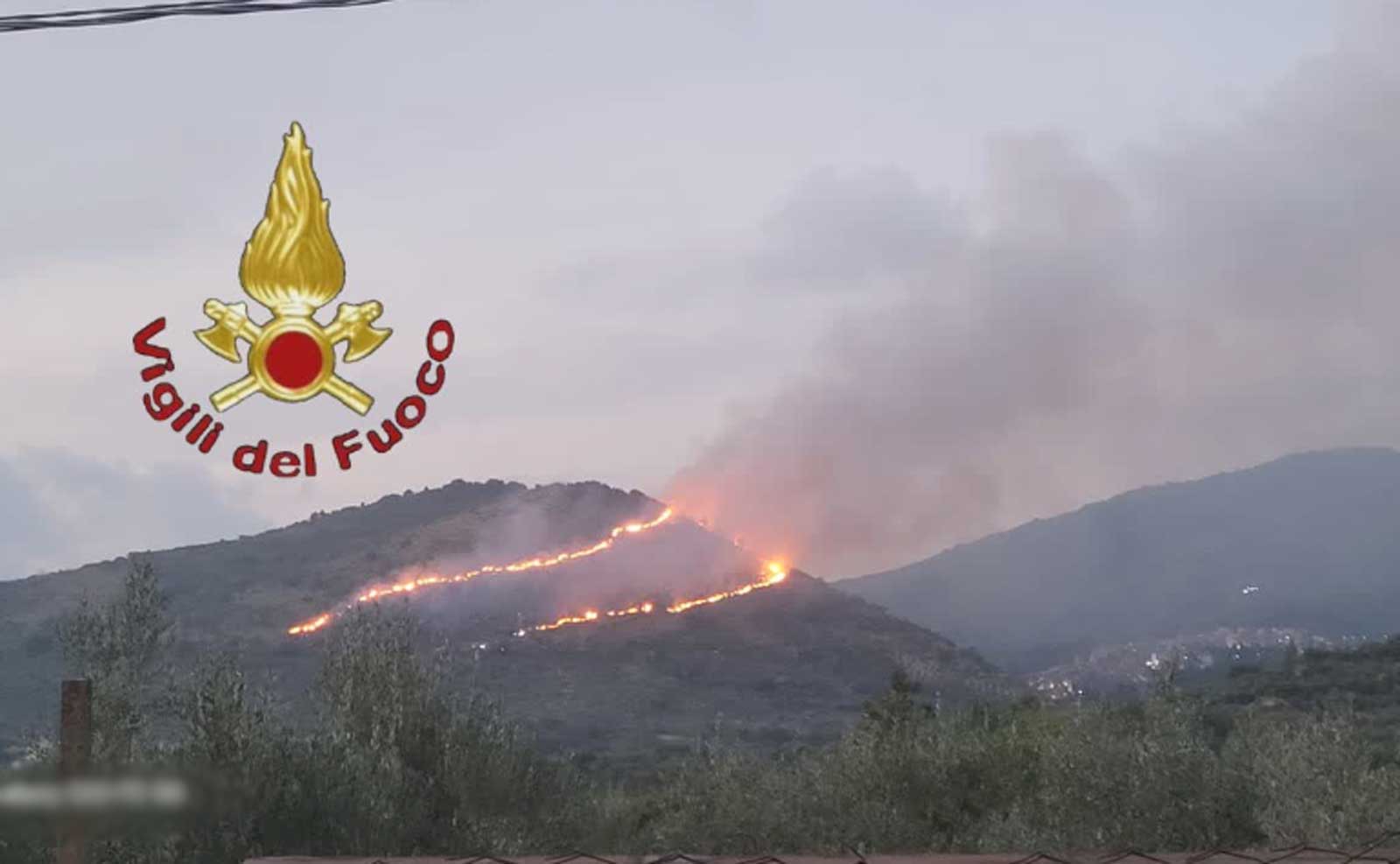 Bosco in fiamme alle porte di Roma