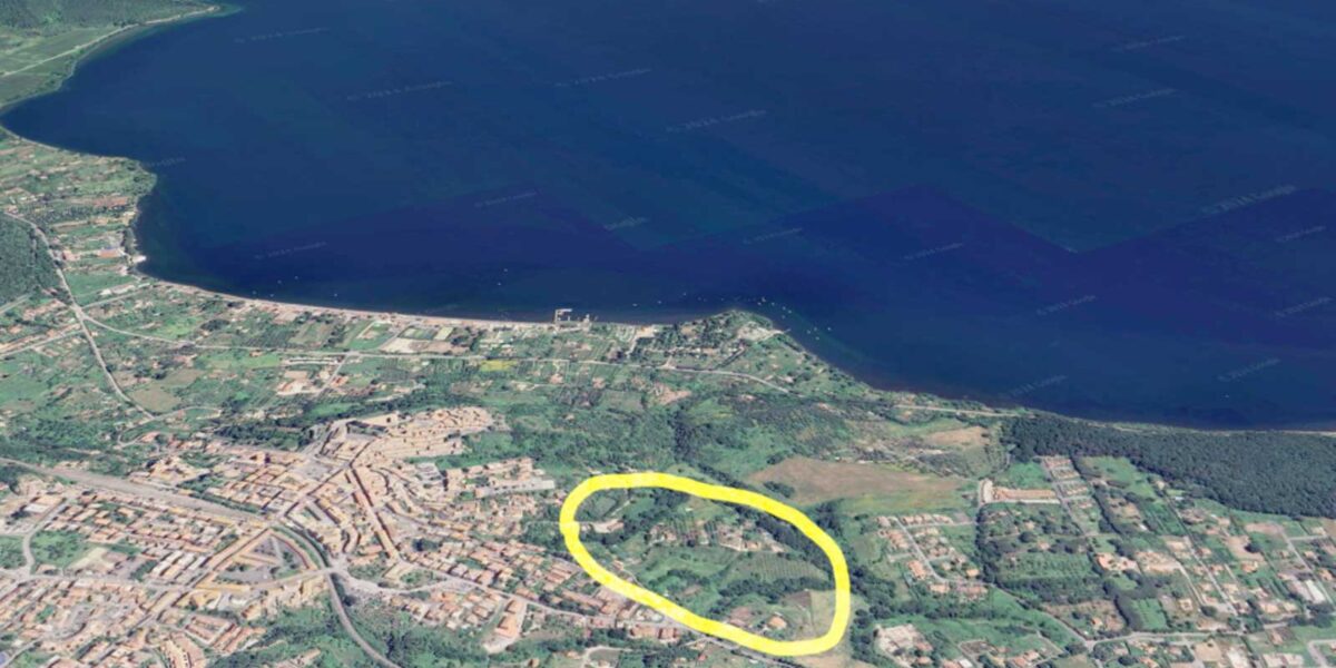 Bracciano, l'area su cui sorgerà la nuova lottizzazione convenzionata vista lago, su via Claudia, foto Google Heart elaborata in 3D con A.I.