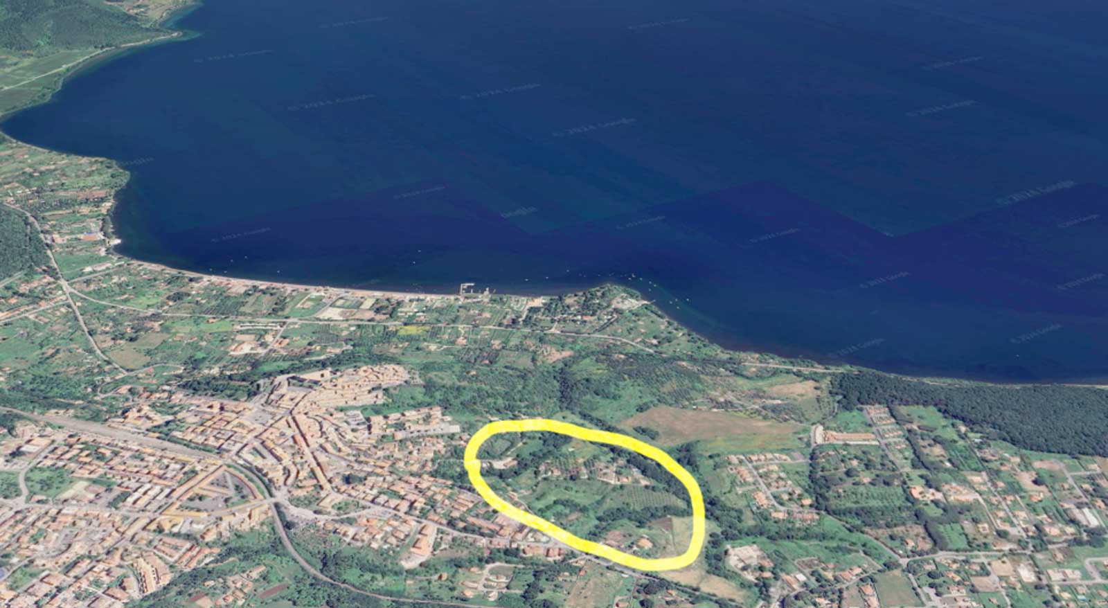 Bracciano, l'area su cui sorgerà la nuova lottizzazione convenzionata vista lago, su via Claudia, foto Google Heart elaborata in 3D con A.I.