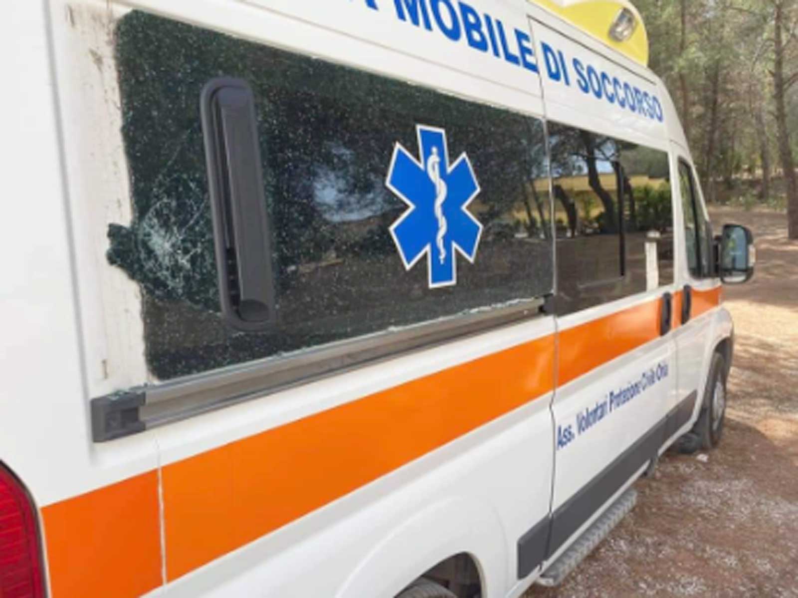 L'autoambulanza intervenuta a Capocotta