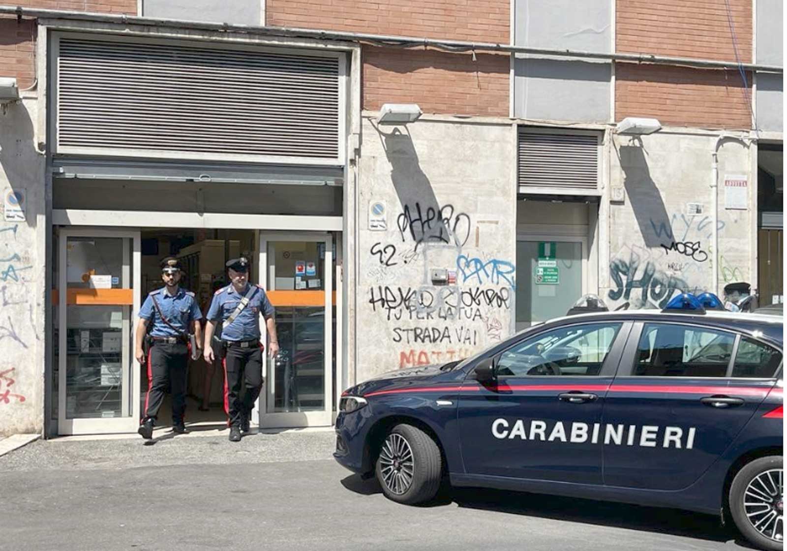 Carabinieri a Cinecittà, davanti ad uno dei locali romani rapinati di recente