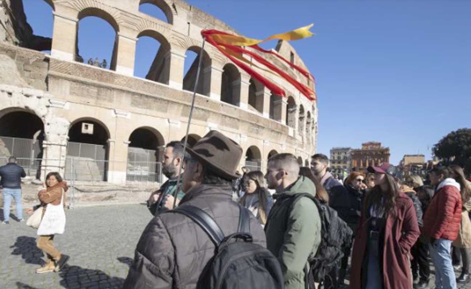 Roma, il Colosseo con un gruppo di turisti pronto ad entrare per visitarlo