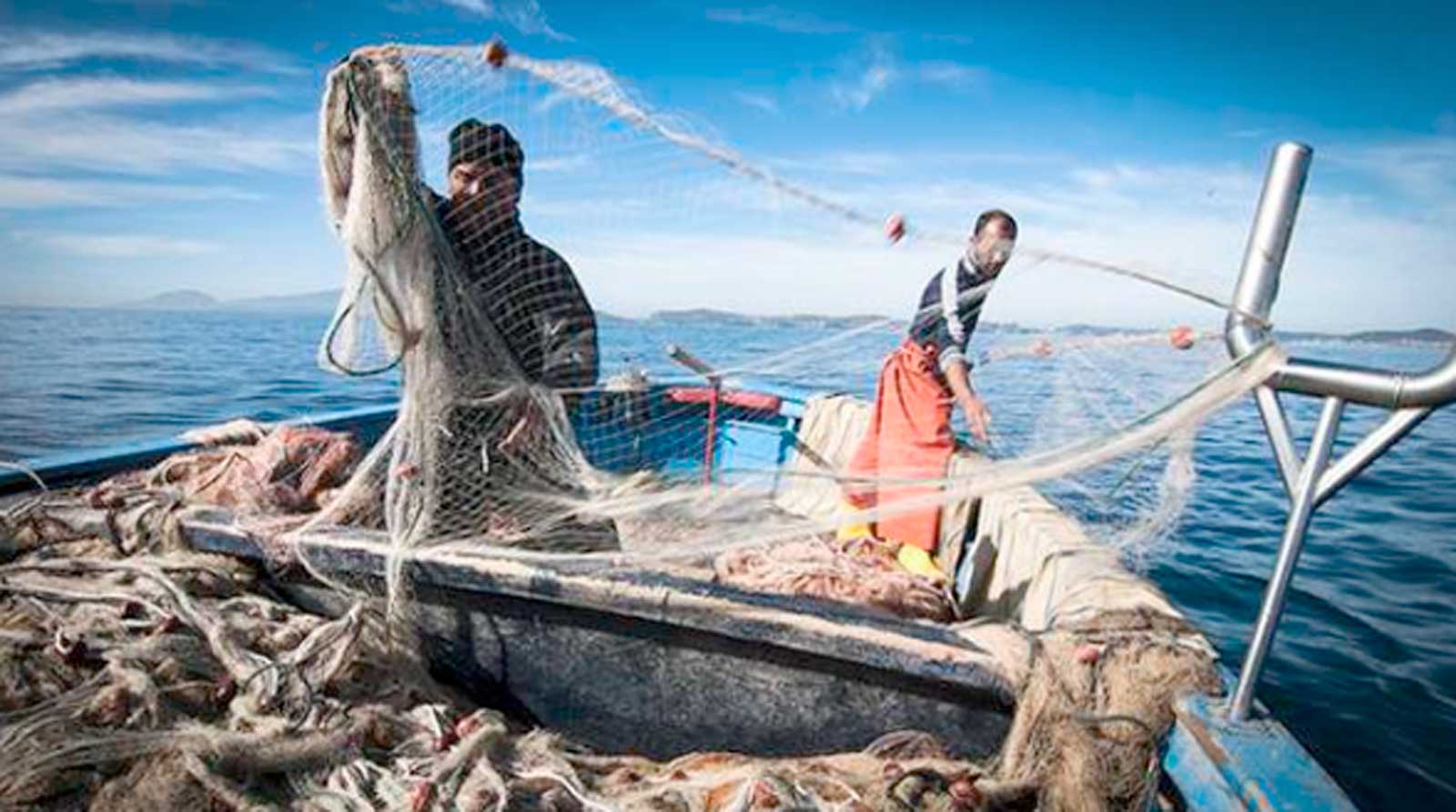 Pescatori in barca intenti a pescare nel mare a sud di Roma, tra Pomezia e Ardea