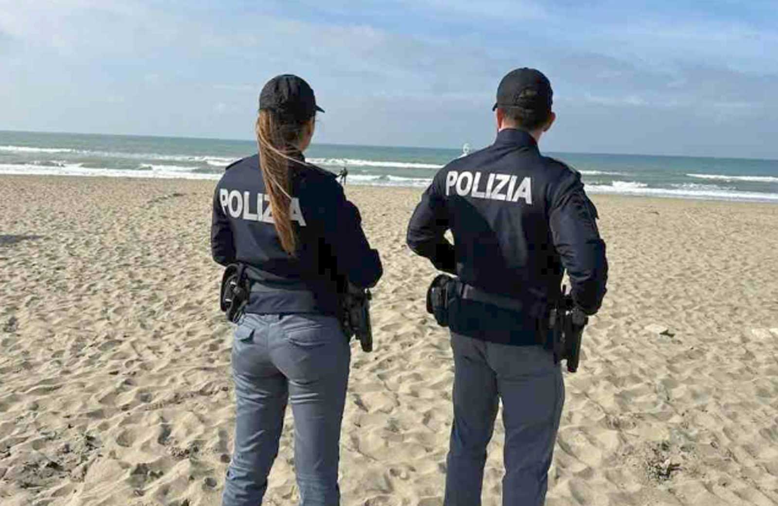 Polizia sulla spiaggia di Ostia