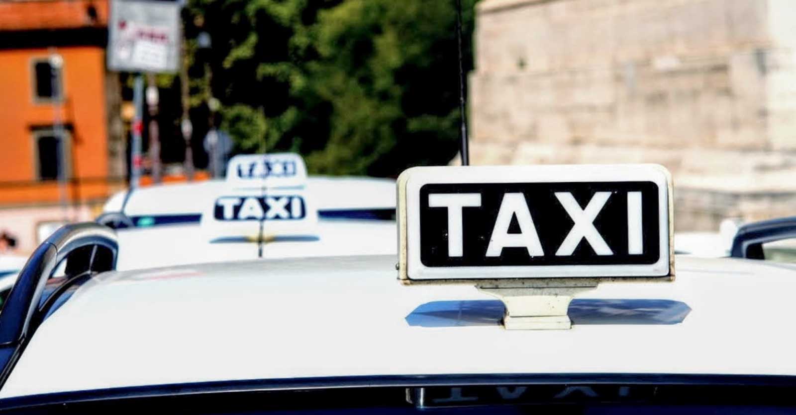 Roma, un taxi attivo nella città