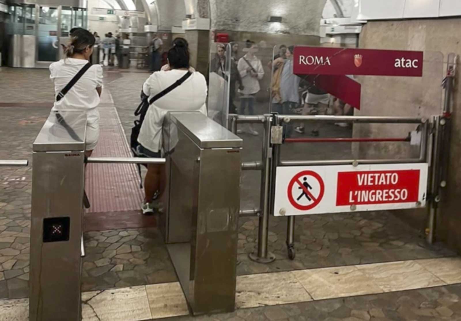 Roma Termini, le borseggiatrici sedute sui tornelli di ingresso della metro