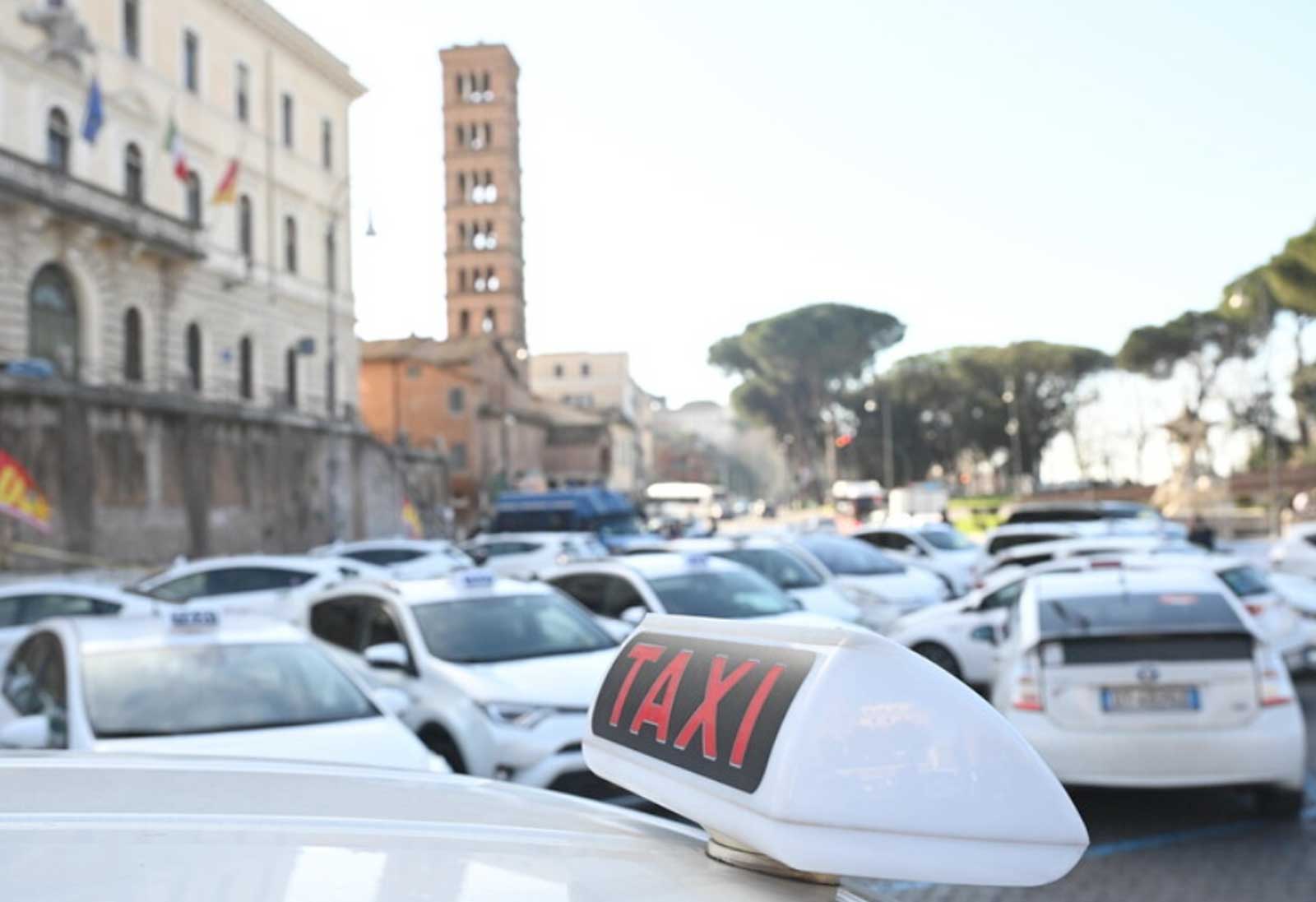 Roma, taxi a piazza Bocca della Verità