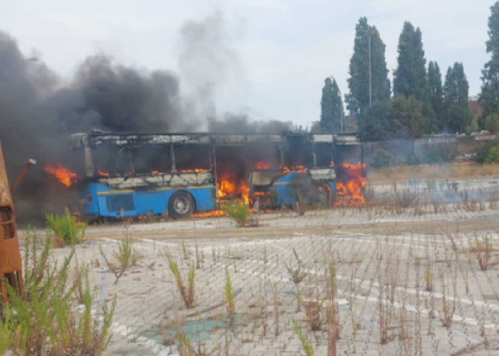 Roma, il bus Atac andato in fiamme alla Magliana