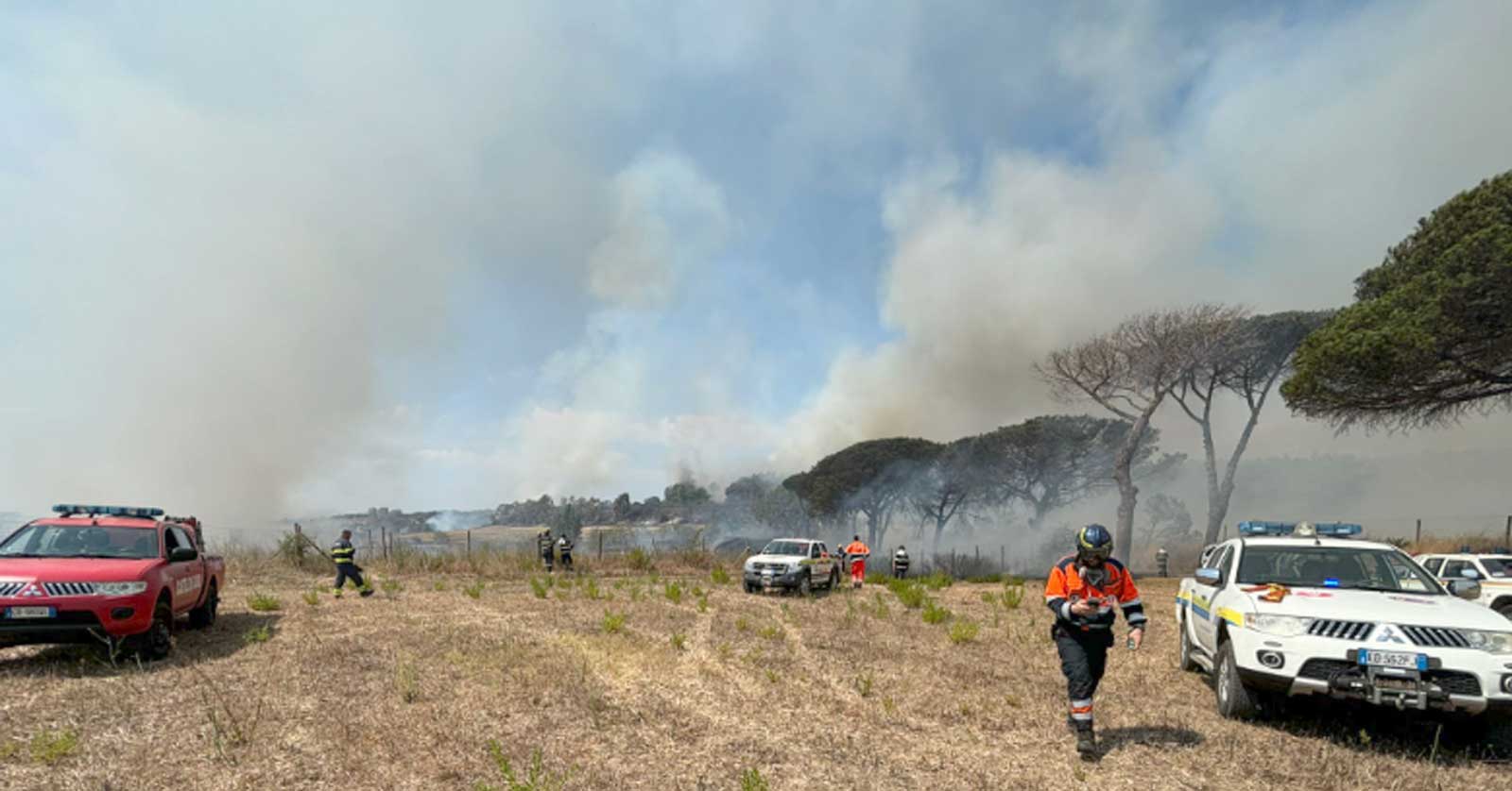 Roma, l'incendio di Monte carnevale