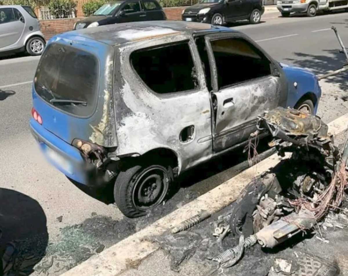 Una delel auto andate a fuoco a Torrevecchia, Primavalle