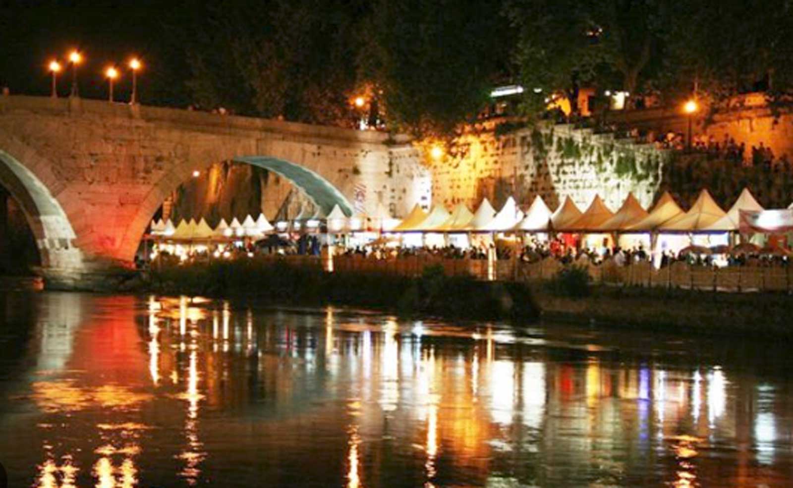 Roma, il lungotevere in scorcio notturno