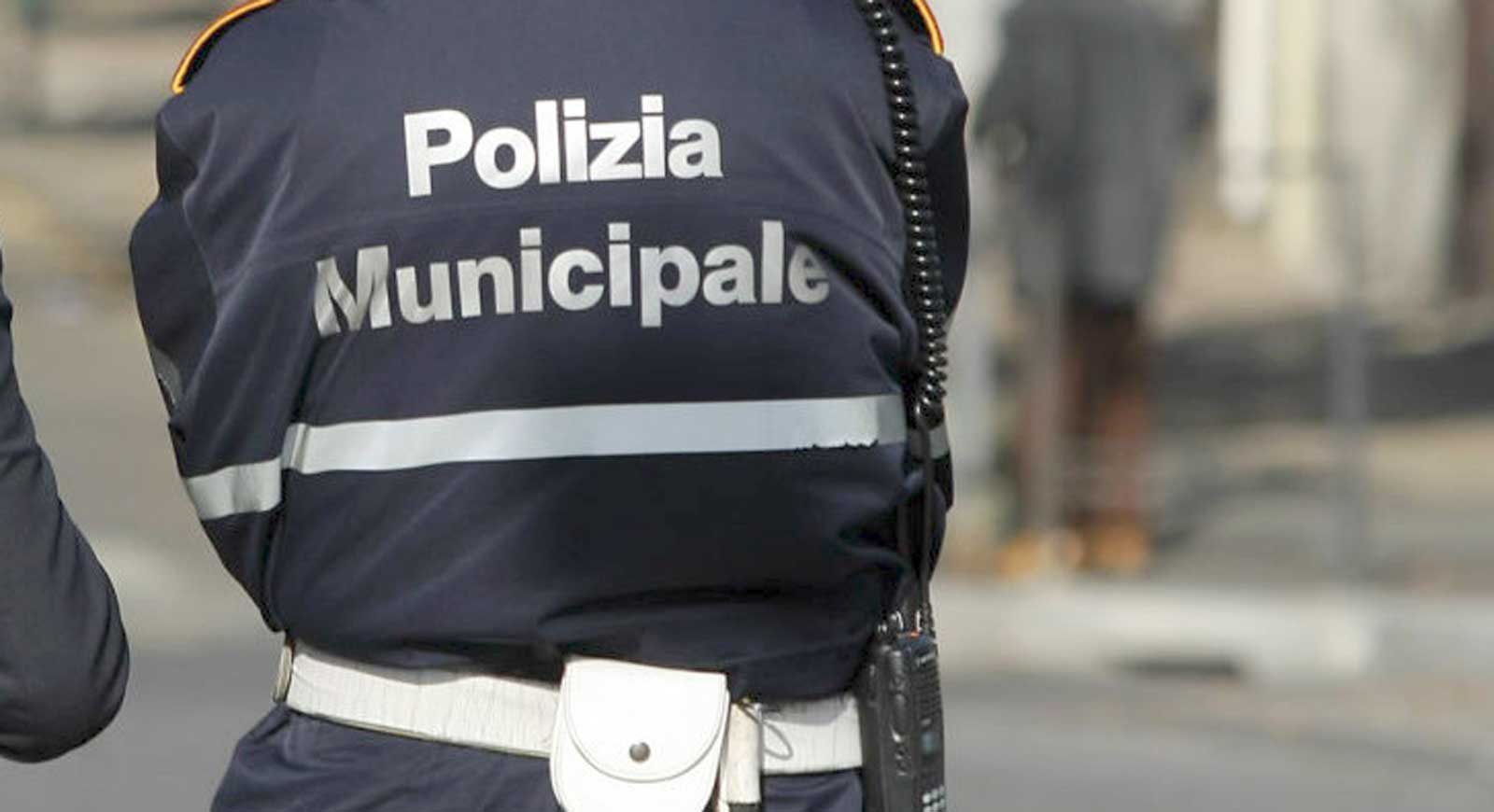 Una agente della Polizia Locale di Tivoli preso di spalle