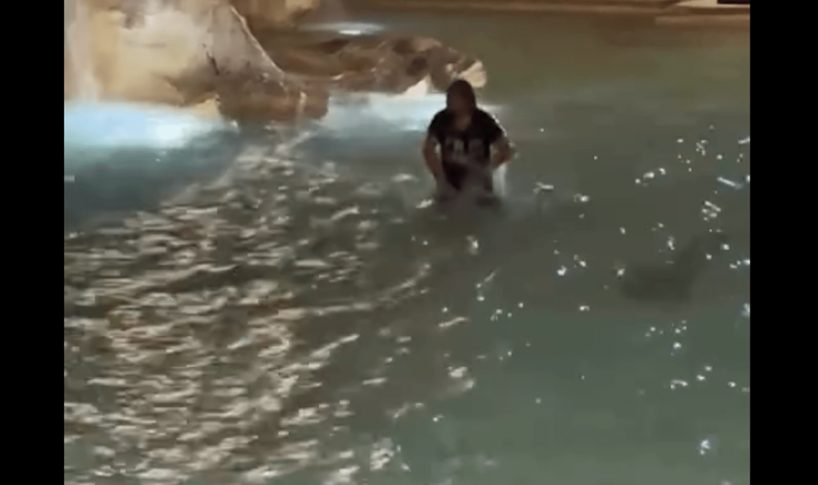 tuffo nella fontana di Trevi