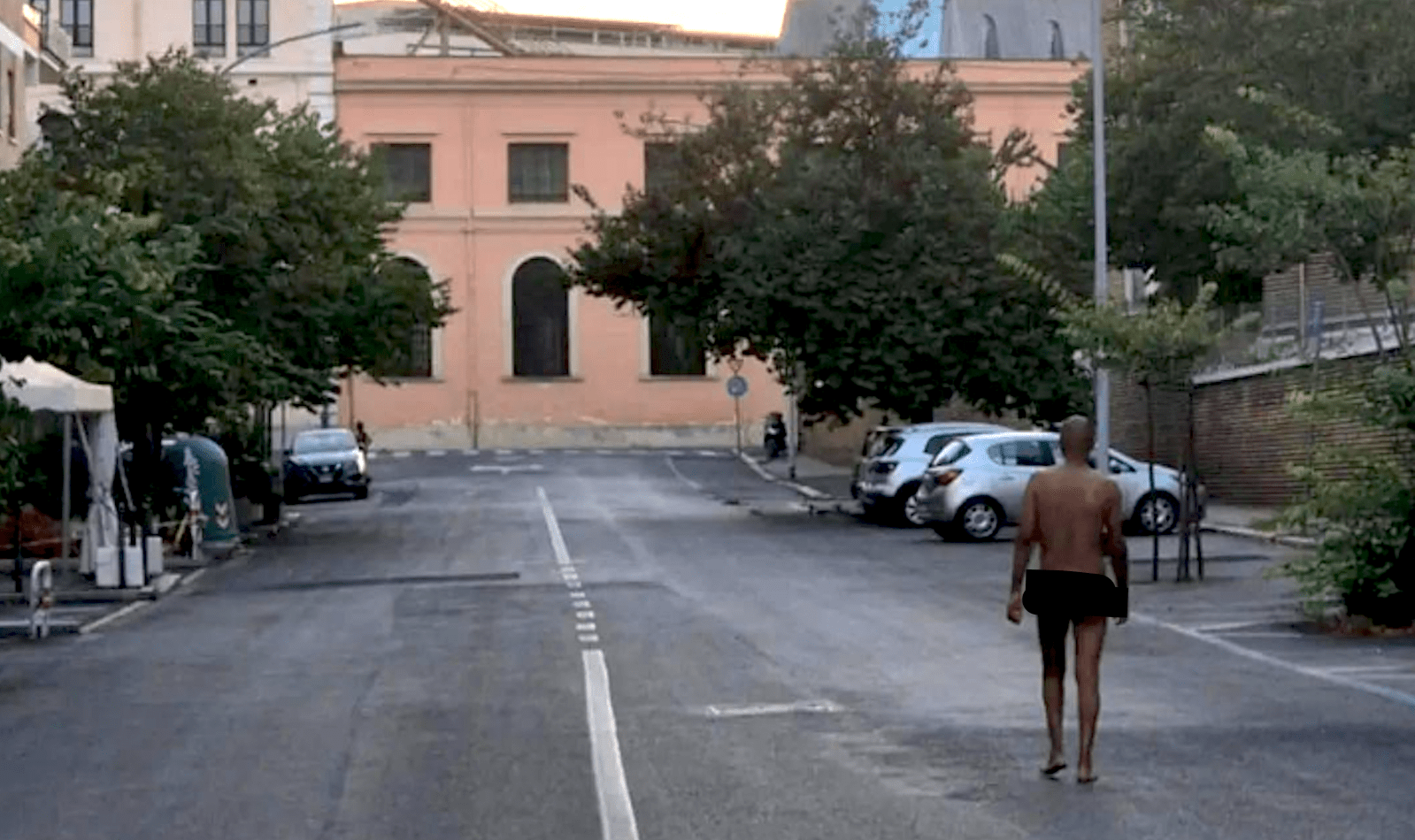 Roma, uomo nudo a San Lorenzo