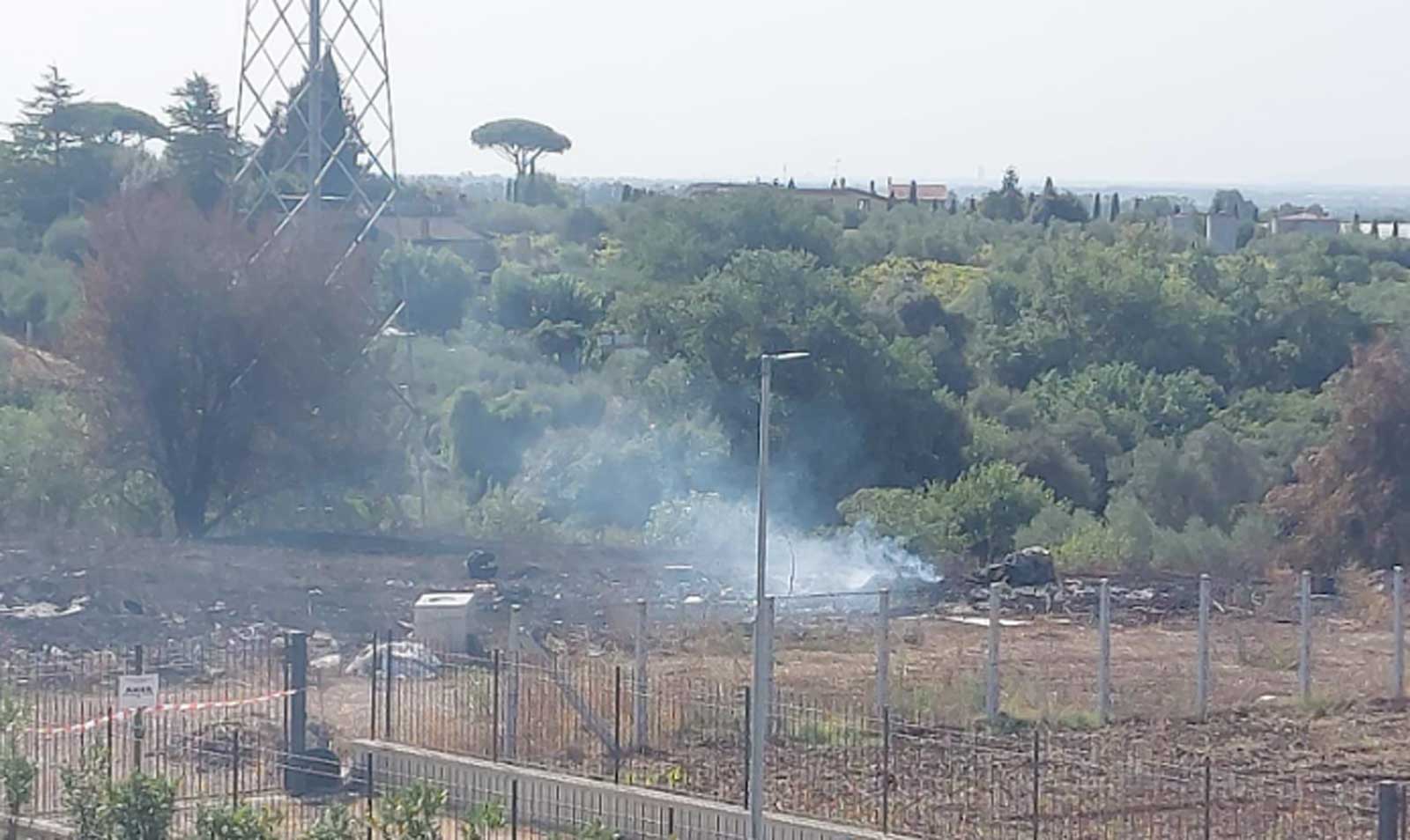 Lanuvio, la discarica abusiva torna in fiamme