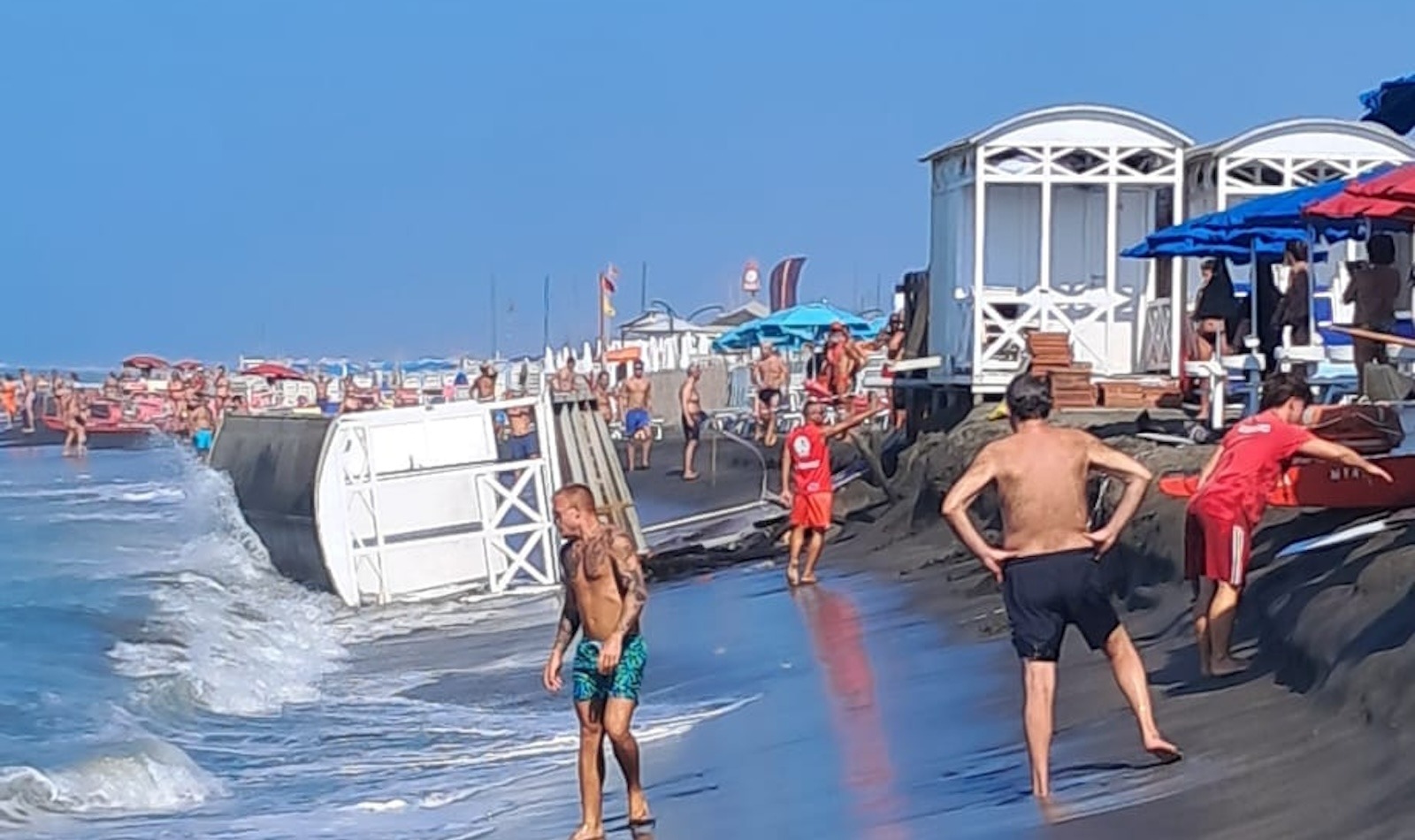 cabina crollata stabilimento Miami Ostia