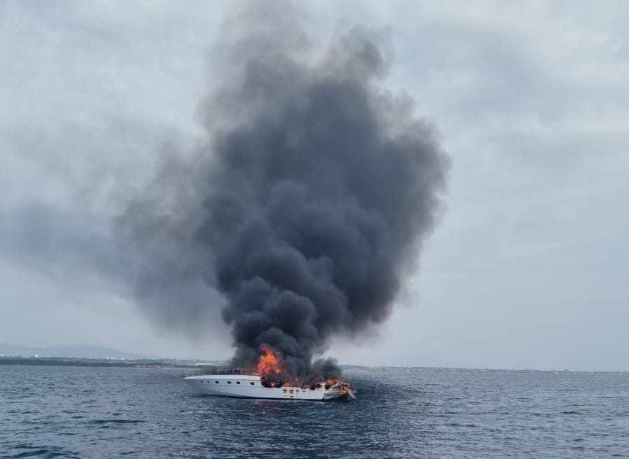 L'incendio all'imbarcazione tra Ostia e Torvaianica