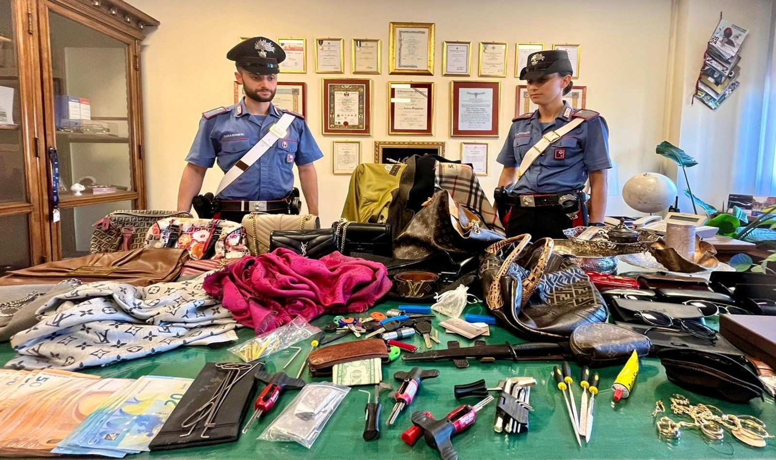 Carabinieri e la banda della chiave a Topolino