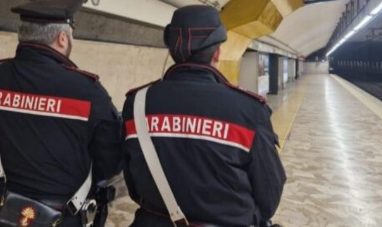 28enne accoltellato metro