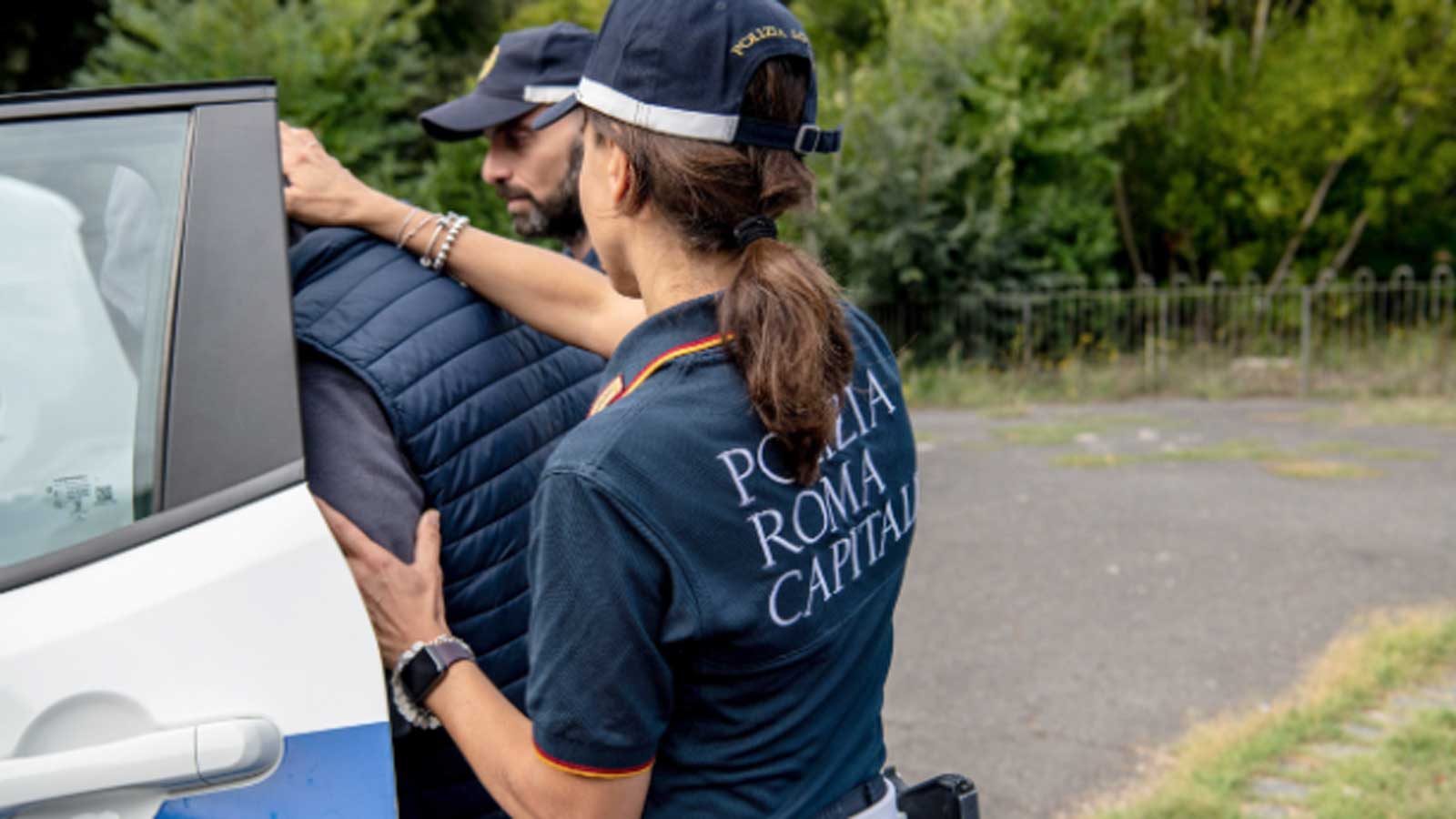 Roma, il momento dell'arresto, foto Polizia Locale