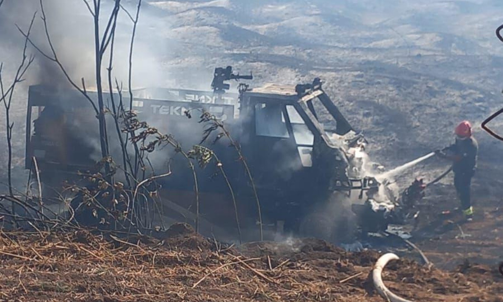 fuoristrada 4x4 "Graelion" della protezione civile distrutto dall'incendio a Torre Spaccata