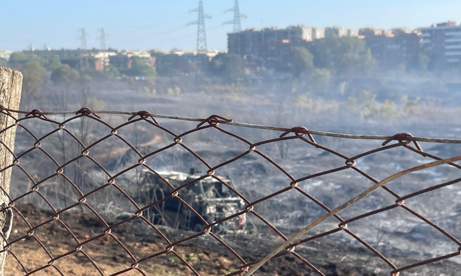 fuoristrada 4x4 "Graelion" della protezione civile distrutto dall'incendio a Torre Spaccata