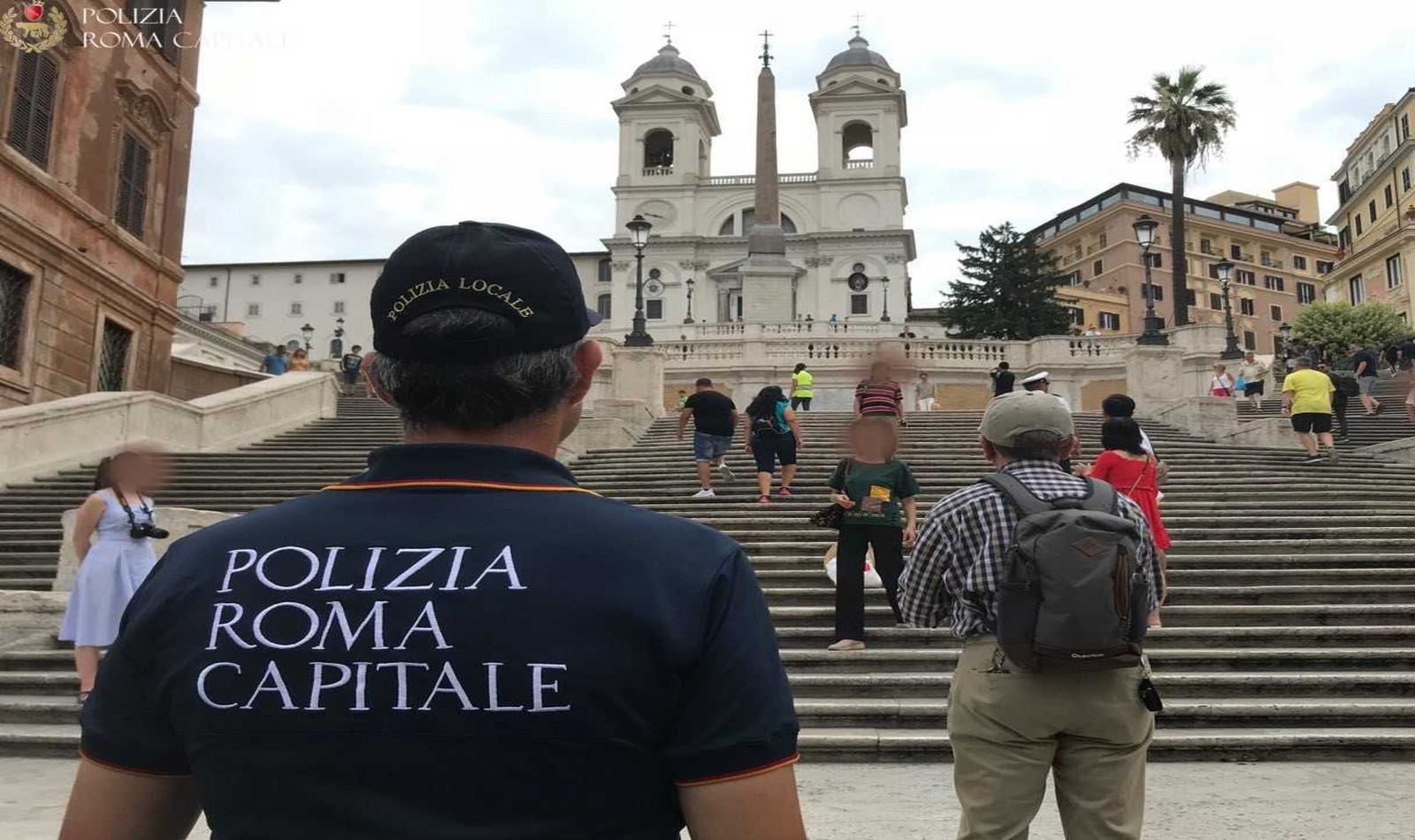 Polizia locale che ritrova bambina a Roma