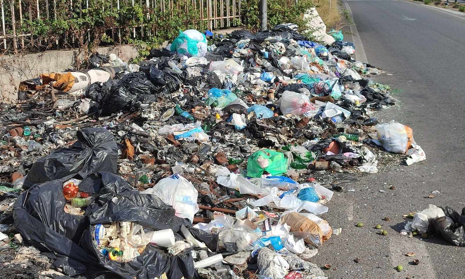 Pontina invasa di rifiuti e discariche a cielo aperto