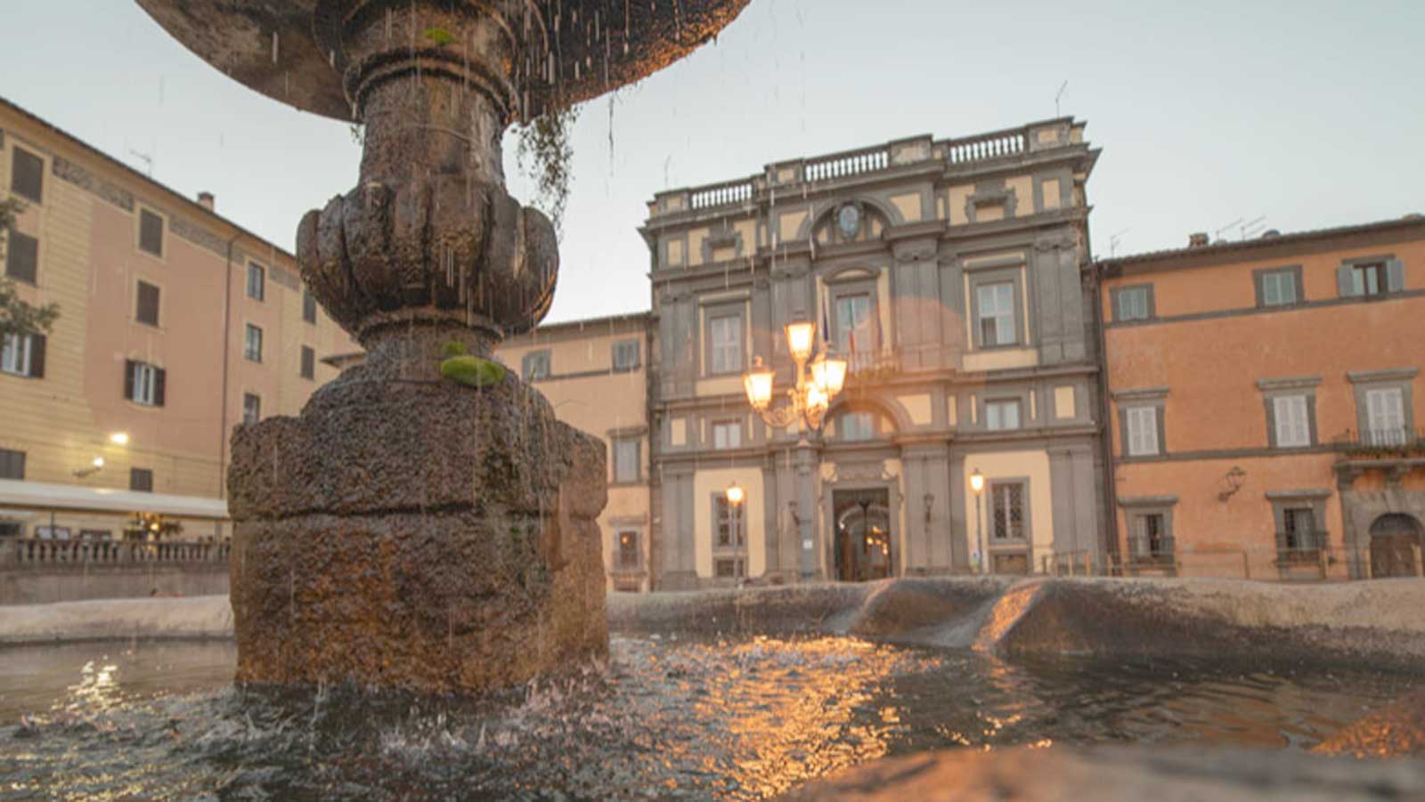 Bracciano, la sede del comune e la piazza centrale del paese