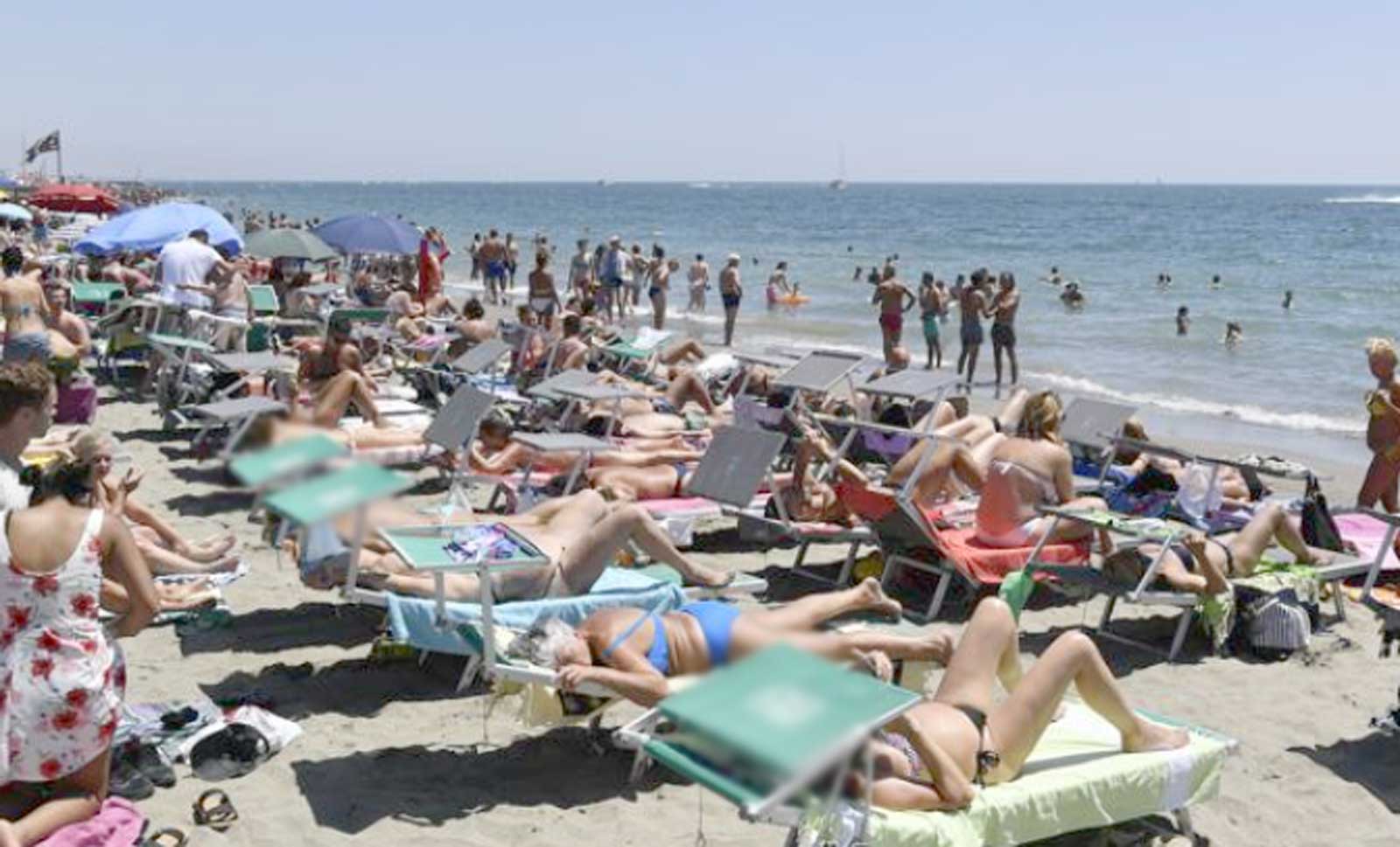 Ostia, bagnanti al mare anche alle soglie di ottobre