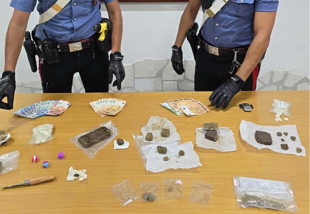 Pomezia, il materiale sequestrato dai carabinieri ,tra droga e contanti