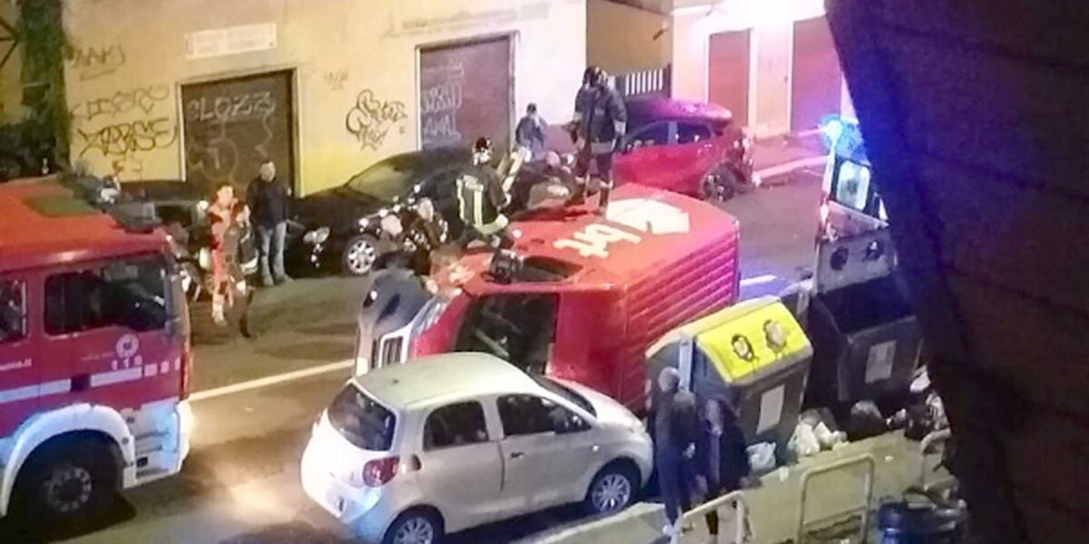 Roma, il furgone ribaltato a Primavalle