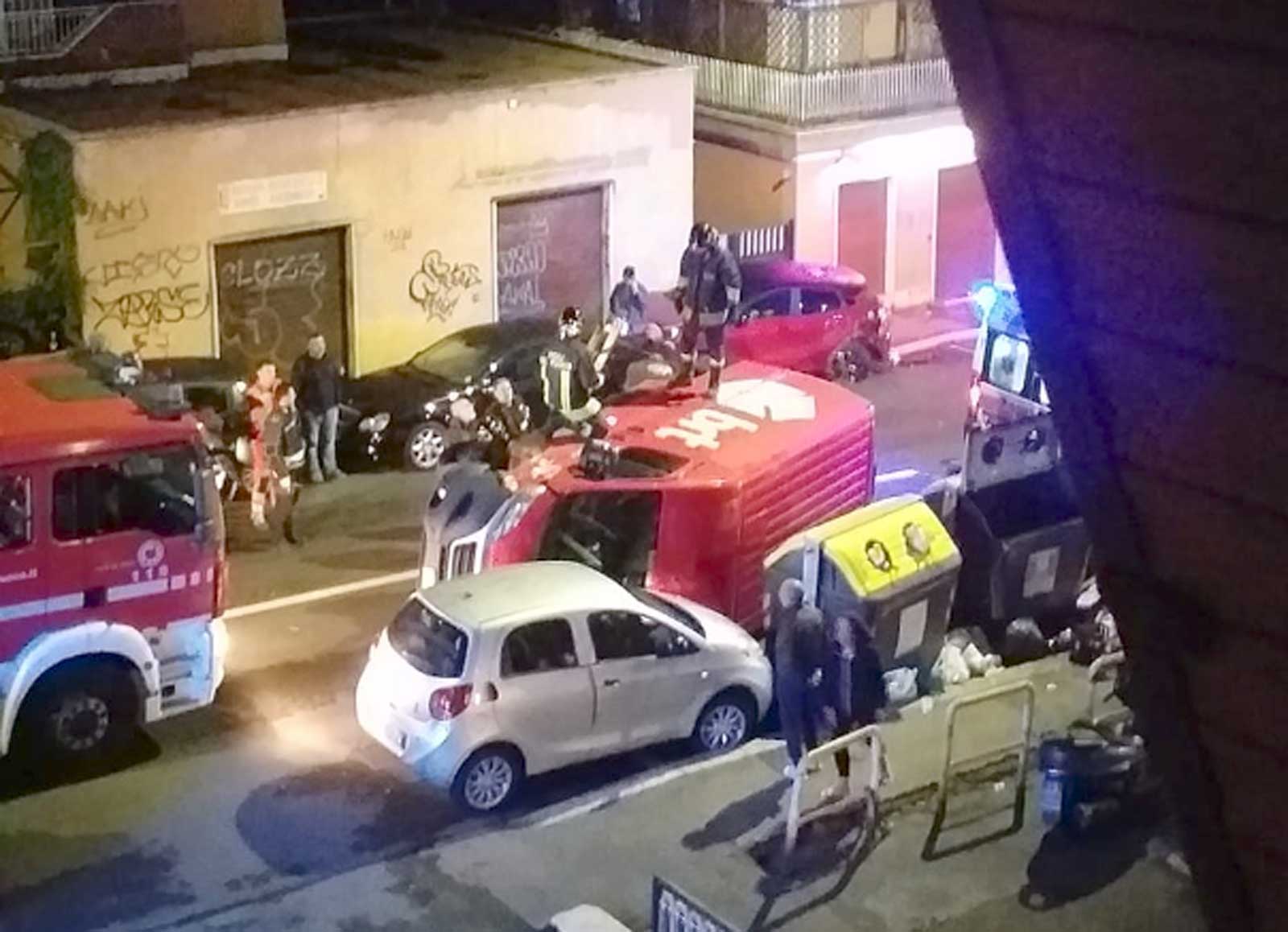 Roma, il furgone ribaltato a Primavalle