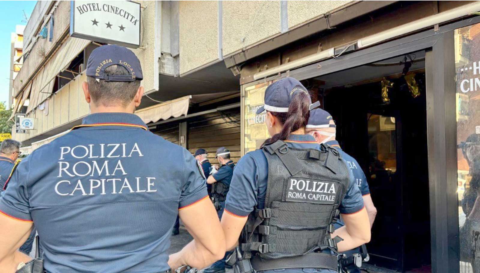 Roma, Polizia Locale fuori l'ex Hotel Cinecittà